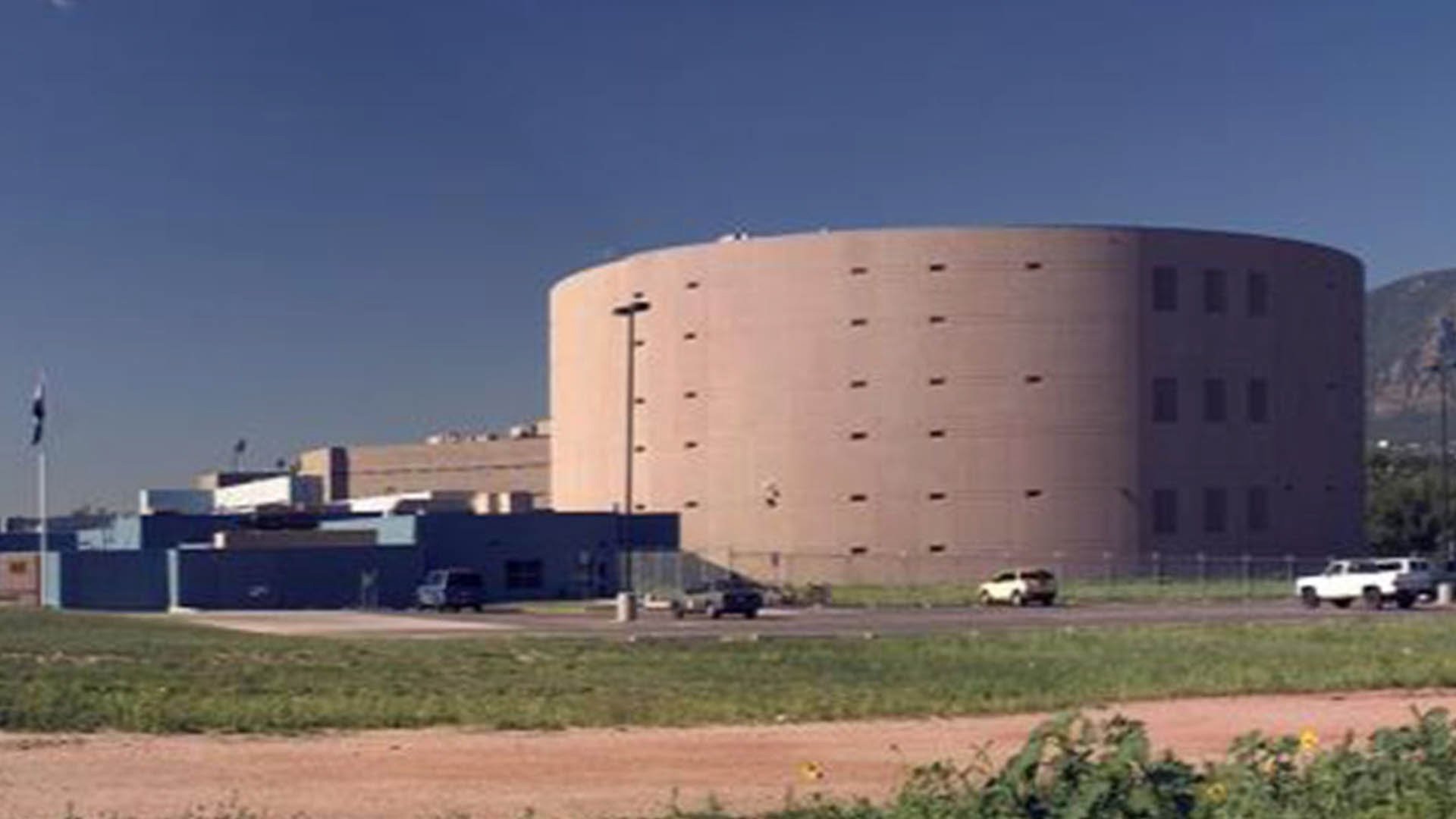 Foto de un gran edificio circular, el Centro de Justicia Penal del Condado de El Paso.