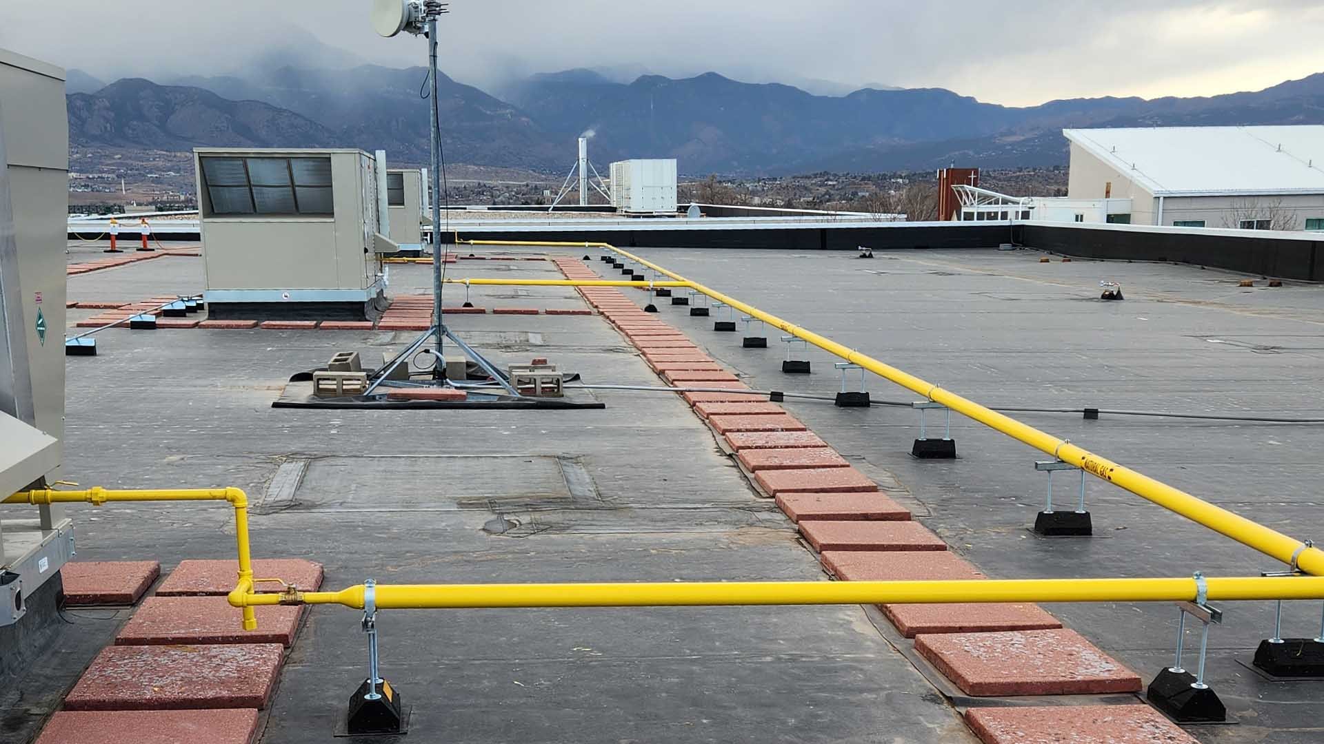 Foto de un equipo de climatización en un tejado industrial plano.