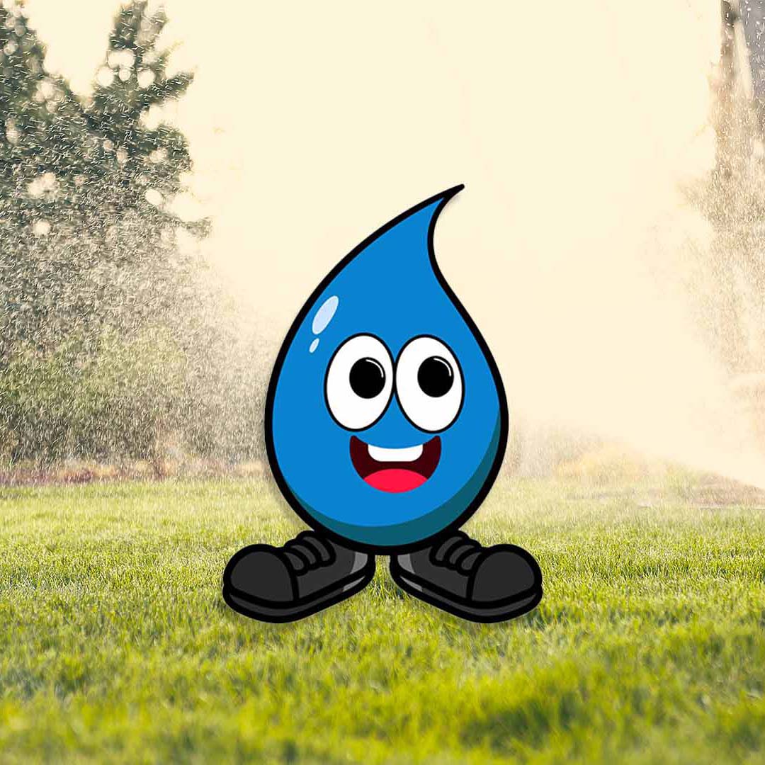 Water Wise Rules La mascota Dewey, una gota de agua animada con zapatos, está de pie cerca de un aspersor emergente que rocía agua sobre un césped verde.